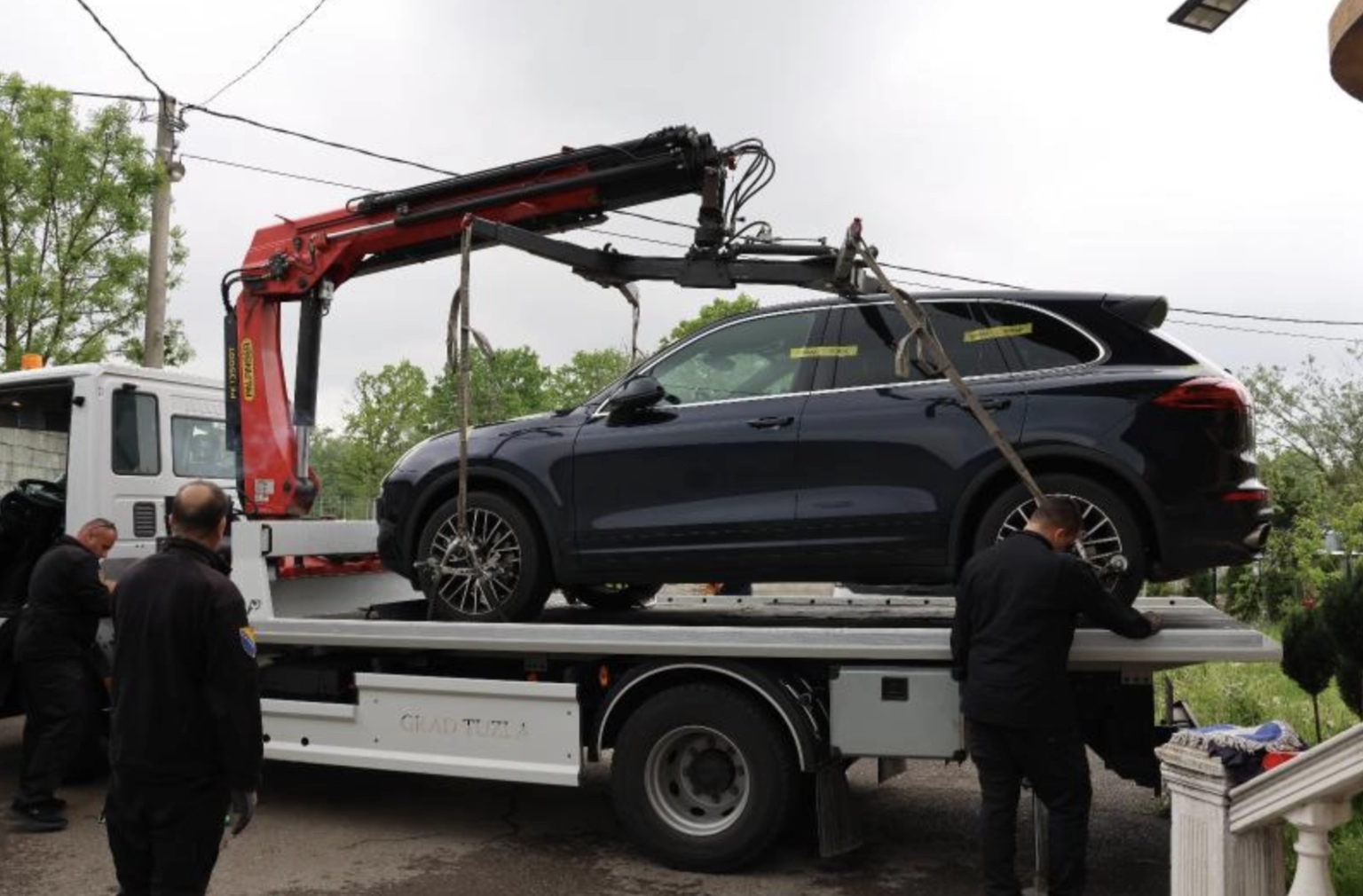 Uhićen nadriljekar u Sarajevu, otuđio 50.000 eura Crnogorcima, oduzet mu Porsche